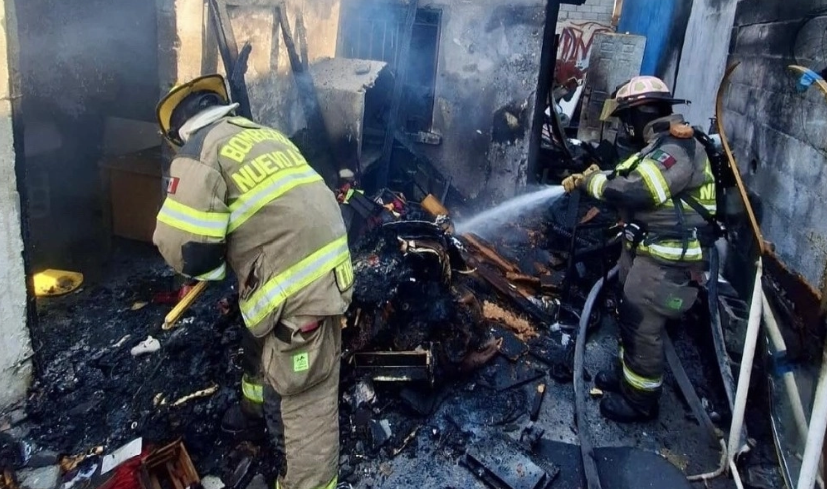 Retiran a 12 trabajadores por incendio en bodega de Escobedo, Nuevo León